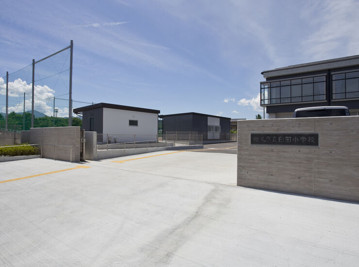 001.トイレ棟・倉庫棟　正門から